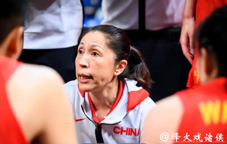 郑薇场边督战亲自登场,广东女篮16分优势再取六连胜 郑薇场边督战亲自登场,广东女篮16分优势再取六连胜